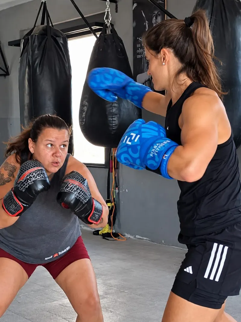 Clase de boxeo en el centro: dos alumnas entrenando con guantes