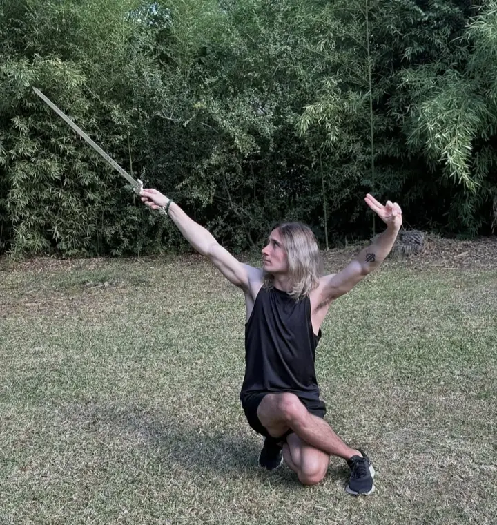 Jeremías Mendoza, instructor de Kung Fu, con espada en un jardín
