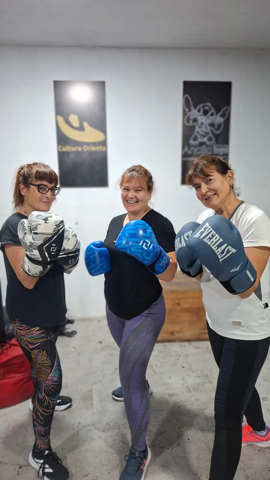 Tres alumnas entrenando boxeo sin contacto en el Centro de Rendimiento Humano Cultura Oriente